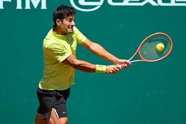 HOUSTON, TX - APRIL 07: Cristian Garin (CHI) hits a return during the US Clay Court Championships Rd2 singles match at River Oaks Country Club on April 7, 2022 in Houston, TX. (Photo by Ken Murray Icon Sportswire) TENNIS: APR 07 U.S. Men™s Clay Court Championship Icon220407020
