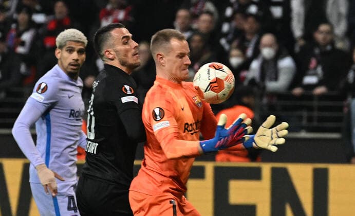 07.04.2022, xjhx, Fussball UEFA Europa League, Eintracht Frankfurt - FC Barcelona, Barca emspor, v.l. Filip Kostic (Eintracht Frankfurt) Marc Andre ter Stegen (FC Barcelona) Zweikampf, Aktion, action, battle for the ball (DFL DFB REGULATIONS PROHIBIT ANY USE OF PHOTOGRAPHS as IMAGE SEQUENCES and or QUASI-VIDEO) Frankfurt am Main