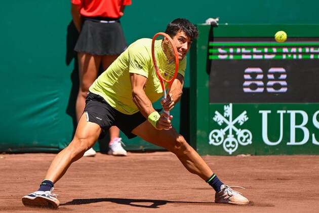HOUSTON, TX - APRIL 07: Cristian Garin (CHI) hits a return during the US Clay Court Championships Rd2 singles match at River Oaks Country Club on April 7, 2022 in Houston, TX. (Photo by Ken Murray Icon Sportswire) TENNIS: APR 07 U.S. Men™s Clay Court Championship Icon220407023