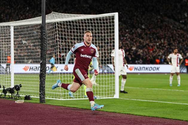 London, England, 7th April 2022. Jarrod Bowen of West Ham United celebrates scoring their side s first goal of the game during the UEFA Europa League match at the London Stadium, London. Picture credit should read: Kieran Cleeves Sportimage EDITORIAL USE ONLY. No use with unauthorised audio, video, data, fixture lists, club league logos or live services. Online in-match use limited to 120 images, no video emulation. No use in betting, games or single club league player publications. SPI-1634-0019