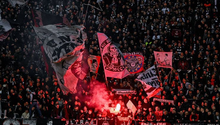 07.04.2022, xpsx, Fussball UEFA Europa League Viertelfinale, Eintracht Frankfurt - FC Barcelona, Barca v.l. fans zuschauer bengalo pyro (DFL DFB REGULATIONS PROHIBIT ANY USE OF PHOTOGRAPHS as IMAGE SEQUENCES and or QUASI-VIDEO) emspor Frankfurt