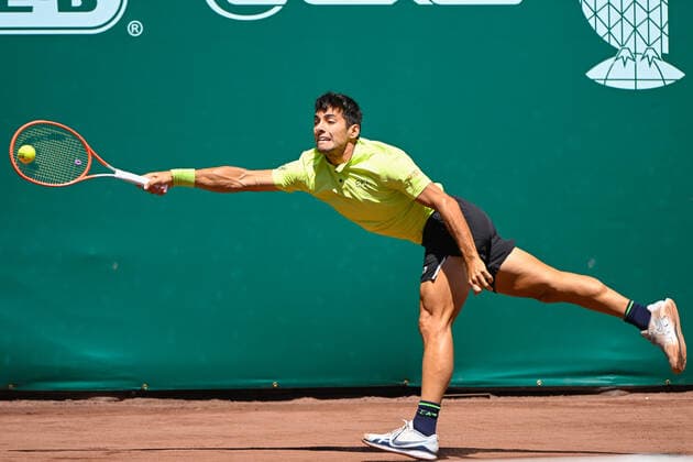 Sport Bilder des Tages HOUSTON, TX - APRIL 07: Cristian Garin (CHI) hits a return during the US Clay Court Championships Rd2 singles match at River Oaks Country Club on April 7, 2022 in Houston, TX. (Photo by Ken Murray Icon Sportswire) TENNIS: APR 07 U.S. Men™s Clay Court Championship Icon220407025
