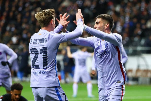 Frankfurt am Main, 07.04.2022 xjfx Fussball UEFA Europa League, Eintracht Frankfurt - FC Barcelona, Barca emspor, emonline, v.l., Frankie de Jong (FC Barcelona) und Ferran Torres (FC Barcelona) Torjubel, Goal celebration, celebrate the goal Copyright: JoaquimxFerreira