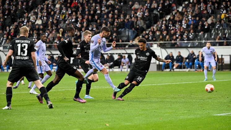 Frankfurt, Deutsche Bank Park, 07.04.22, GER, Herren, UEFA Europa League, Saison 2021-2022, Eintracht Frankfurt - FC Barcelona, Barca Bild: Ferran Torres (Barcelona) macht das Tor zum 1:1 Nur fuer journalistische Zwecke! Only for editorial use! Gemaess den Vorgaben der DFL Deutsche Fußball Liga ist es untersagt, in dem Stadion und oder vom Spiel angefertigte Fotoaufnahmen in Form von Sequenzbildern und oder videoaehnlichen Fotostrecken zu verwerten bzw. verwerten zu lassen. DFL regulations prohibit any use of photographs as image sequences and or quasi-video. Hessen Deutschland