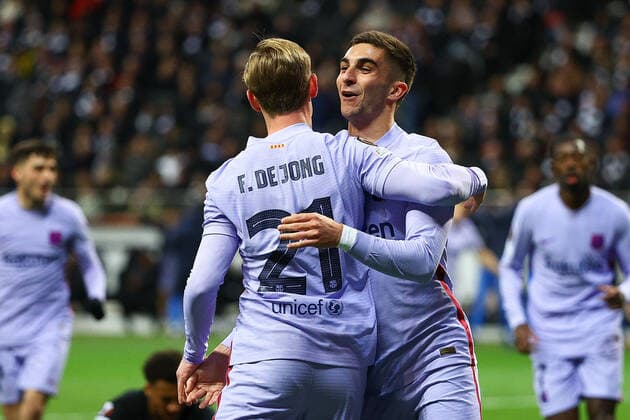 Frankfurt am Main, 07.04.2022 xjfx Fussball UEFA Europa League, Eintracht Frankfurt - FC Barcelona, Barca emspor, emonline, v.l., Frankie de Jong (FC Barcelona) und Ferran Torres (FC Barcelona) Torjubel, Goal celebration, celebrate the goal Copyright: JoaquimxFerreira