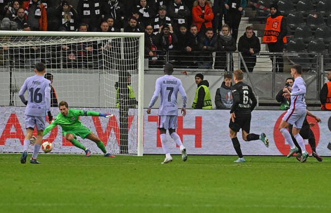 07.04.2022, xjhx, Fussball UEFA Europa League, Eintracht Frankfurt - FC Barcelona, Barca emspor, v.l. Ferran Torres (FC Barcelona) erzielt das Tor zum scores the Goal 1:1 Kevin Trapp (Eintracht Frankfurt) (DFL DFB REGULATIONS PROHIBIT ANY USE OF PHOTOGRAPHS as IMAGE SEQUENCES and or QUASI-VIDEO) Frankfurt am Main