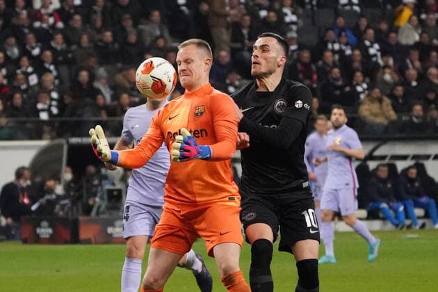 Torwart Marc-Andre ter Stegen FC Barcelona, Barca Barca) gegen Filip Kostic (Eintracht Frankfurt) - Frankfurt 07.04.2022: Eintracht Frankfurt vs. FC Barcelona, UEFA Europa League, Viertelfinale, Hinspiel