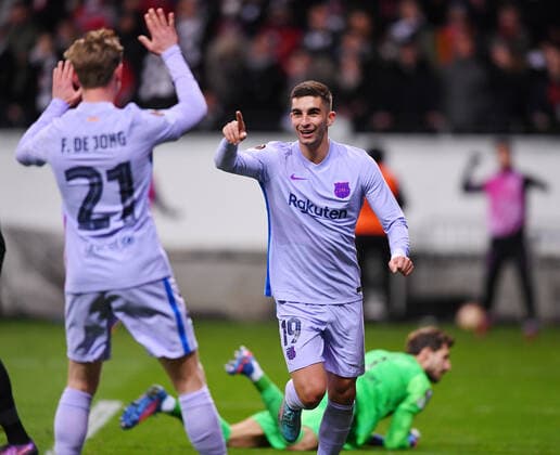 FUSSBALL EUROPA LEAGUE SAISON 2021 2022 Viertelfinal Hinspiel Eintracht Frankfurt - FC Barcelona, Barca 07.04.2022 JUBEL Barca; Torschuetze zum 1-1 Ausgleich Ferran Torres (re) und Frenkie de Jong (li)