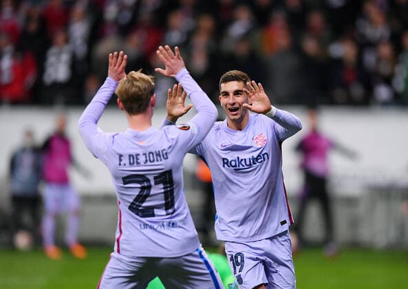 FUSSBALL EUROPA LEAGUE SAISON 2021 2022 Viertelfinal Hinspiel Eintracht Frankfurt - FC Barcelona, Barca 07.04.2022 JUBEL Barca; Torschuetze zum 1-1 Ausgleich Ferran Torres (re) und Frenkie de Jong (li)