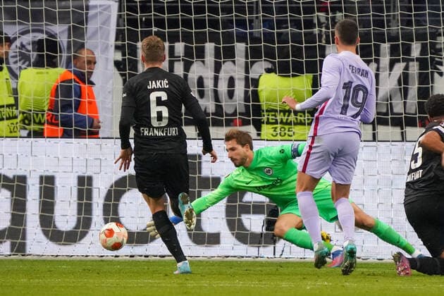 Ferran Torres FC Barcelona, Barca Barca) erzielt das Tor zum 1:1 gegen Torwart Kevin Trapp (Eintracht Frankfurt) - Frankfurt 07.04.2022: Eintracht Frankfurt vs. FC Barcelona, UEFA Europa League, Viertelfinale, Hinspiel