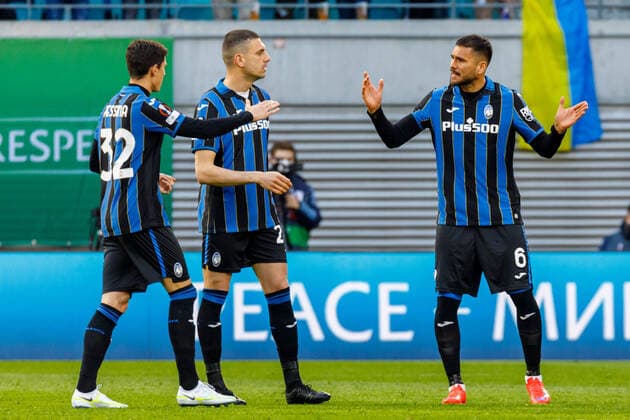 Leipzig, Deutschland 07. April 2022: Europa League - 2021 2022 - RB Leipzig vs. Bergamo v.l. Matteo Pessina (Atalanta Bergamo), Rafael Toloi (Atalanta Bergamo) und Jose Palomino (Atalanta Bergamo) Red Bull Stadion Sachsen Copyright: xFotostandx xMatybax