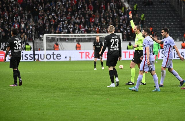 07.04.2022, xjhx, Fussball UEFA Europa League, Eintracht Frankfurt - FC Barcelona, Barca emspor, v.l. Schiedsrichter Srdjan Jovanovic (Serbien) zeigt Tuta (Eintracht Frankfurt) die gelb rote Karte (DFL DFB REGULATIONS PROHIBIT ANY USE OF PHOTOGRAPHS as IMAGE SEQUENCES and or QUASI-VIDEO) Frankfurt am Main