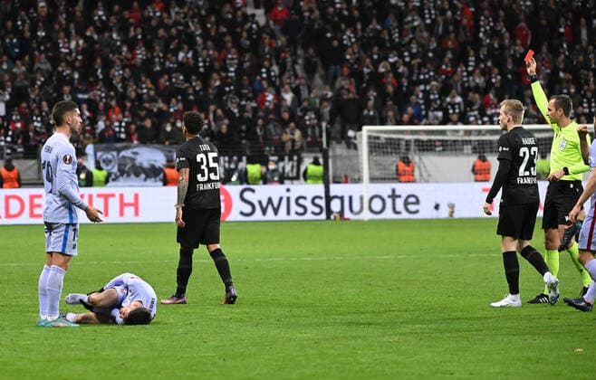 07.04.2022, xjhx, Fussball UEFA Europa League, Eintracht Frankfurt - FC Barcelona, Barca emspor, v.l. Schiedsrichter Srdjan Jovanovic (Serbien) zeigt Tuta (Eintracht Frankfurt) die gelb rote Karte (DFL DFB REGULATIONS PROHIBIT ANY USE OF PHOTOGRAPHS as IMAGE SEQUENCES and or QUASI-VIDEO) Frankfurt am Main