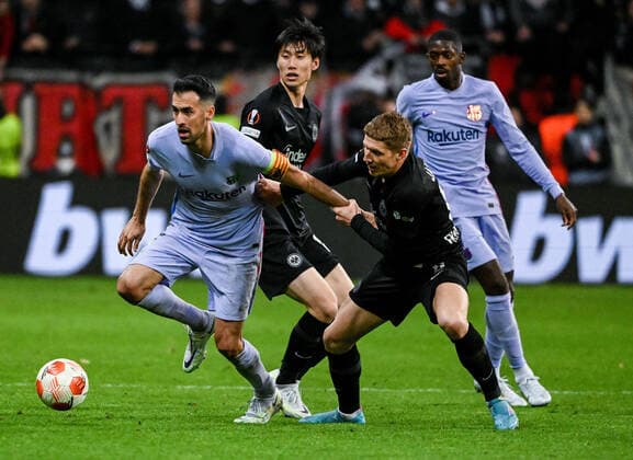 07.04.2022, xpsx, Fussball UEFA Europa League Viertelfinale, Eintracht Frankfurt - FC Barcelona, Barca v.l. Sergio Busquets (FC Barcelona), Kristijan Jakic (Eintrach Frankfurt) (DFL DFB REGULATIONS PROHIBIT ANY USE OF PHOTOGRAPHS as IMAGE SEQUENCES and or QUASI-VIDEO) emspor Frankfurt