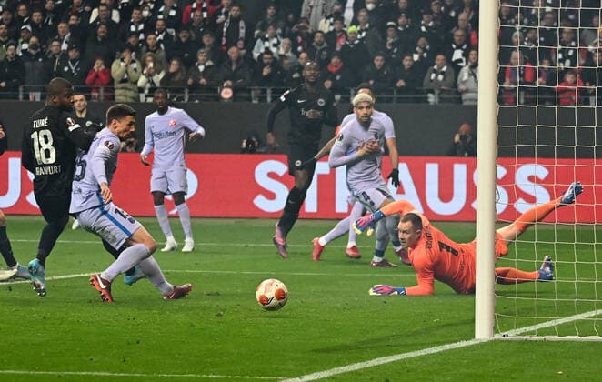 07.04.2022, xjhx, Fussball UEFA Europa League, Eintracht Frankfurt - FC Barcelona, Barca emspor, v.l. Torchance Evan Ndicka N Dicka N«Dicka (Eintracht Frankfurt) Marc Andre ter Stegen (FC Barcelona) (DFL DFB REGULATIONS PROHIBIT ANY USE OF PHOTOGRAPHS as IMAGE SEQUENCES and or QUASI-VIDEO) Frankfurt am Main