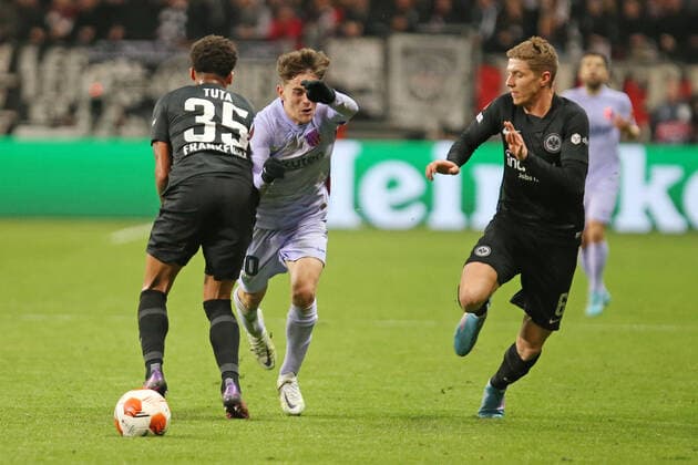 Foul zur Gelben Karte von Tuta (Eintracht Frankfurt , Nr. 35) an Gavi FC Barcelona, Barca Nr. 30), Kristijan Jakic (Eintracht Frankfurt , Nr. 6) kommt zu spät , Eintracht Frankfurt - FC Barcelona, Fussball, UEFA EURO, EM, Europameisterschaft,Fussball League, Saison 2021 2022, Viertelfinale Hinspiel, Heimspiel, 07.04.2021, Quarterfinal, Fußball-Europapokalwettbewerb für Vereinsmannschaften, Europapokalwettbewerb, Europapokal 2022 -
