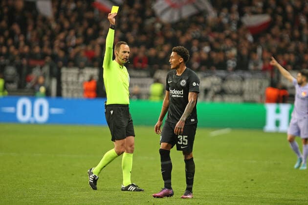 Gelben Karte für Tuta (Eintracht Frankfurt , Nr. 35) , Eintracht Frankfurt - FC Barcelona, Barca Fussball, UEFA EURO, EM, Europameisterschaft,Fussball League, Saison 2021 2022, Viertelfinale Hinspiel, Heimspiel, 07.04.2021, Quarterfinal, Fußball-Europapokalwettbewerb für Vereinsmannschaften, Europapokalwettbewerb, Europapokal 2022 -