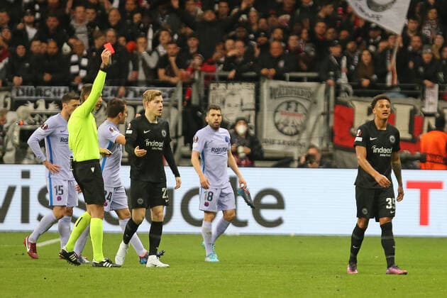 Rote Karte für Tuta (Eintracht Frankfurt , Nr. 35) , Eintracht Frankfurt - FC Barcelona, Barca Fussball, UEFA EURO, EM, Europameisterschaft,Fussball League, Saison 2021 2022, Viertelfinale Hinspiel, Heimspiel, 07.04.2021, Quarterfinal, Fußball-Europapokalwettbewerb für Vereinsmannschaften, Europapokalwettbewerb, Europapokal 2022 -