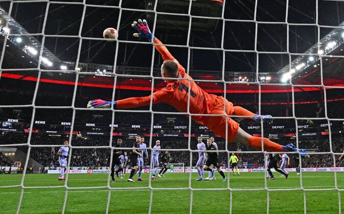 07.04.2022, xjhx, Fussball UEFA Europa League, Eintracht Frankfurt - FC Barcelona, Barca emspor, v.l. Ansgar Knauff (Eintracht Frankfurt) erzielt das Tor zum scores the Goal 1:0 Marc Andre ter Stegen (FC Barcelona) (DFL DFB REGULATIONS PROHIBIT ANY USE OF PHOTOGRAPHS as IMAGE SEQUENCES and or QUASI-VIDEO) Frankfurt am Main