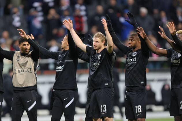 Eintracht Frankfurt - FC Barcelona, Barca UEFA Europa League Verabschiedung von den Fans. In der Mitte Martin Hinteregger (Eintracht Frankfurt, 13). Viertelfinal-Hinspiel der UEFA Europa League zwischen Eintracht Frankfurt und dem FC Barcelona am 7. April 2022 im Deutsche Bank Park in Frankfurt am Main., Frankfurt am Main Hessen Deutschland Deutsche Bank Park