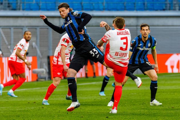 Leipzig, Deutschland 07. April 2022: Europa League - 2021 2022 - RB Leipzig vs. Bergamo v. li. im Zweikampf Hans Hateboer (Atalanta Bergamo) und Jose Angelino (RB Leipzig) Red Bull Stadion Sachsen Copyright: xFotostandx xMatybax
