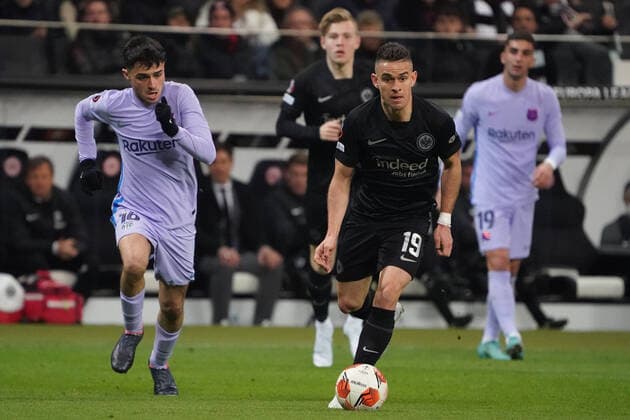 Rafael Santos Borre (Eintracht Frankfurt) gegen Pedri FC Barcelona, Barca Barca) - Frankfurt 07.04.2022: Eintracht Frankfurt vs. FC Barcelona, UEFA Europa League, Viertelfinale, Hinspiel