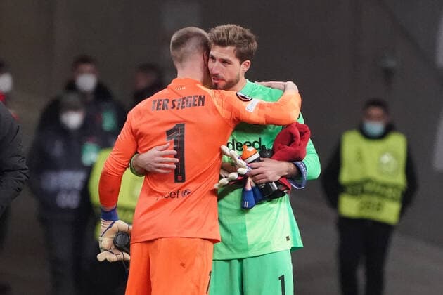 Torwart Marc-Andre ter Stegen FC Barcelona, Barca Barca) mit Torwart Kevin Trapp (Eintracht Frankfurt) - Frankfurt 07.04.2022: Eintracht Frankfurt vs. FC Barcelona, UEFA Europa League, Viertelfinale, Hinspiel
