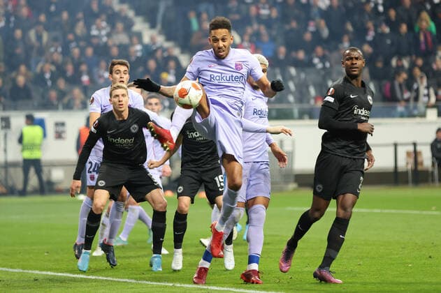 Eintracht Frankfurt - FC Barcelona, Barca UEFA Europa League Pierre-Emerick Aubameyang (FC Barcelona, 25) klärt nach einer Ecke. Viertelfinal-Hinspiel der UEFA Europa League zwischen Eintracht Frankfurt und dem FC Barcelona am 7. April 2022 im Deutsche Bank Park in Frankfurt am Main., Frankfurt am Main Hessen Deutschland Deutsche Bank Park