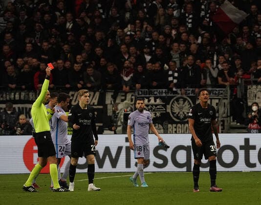 Germany, Frankfurt, 07.04.2022, Deutsche Bank Park, Eintracht Frankfurt v FC Barcelona, Barca - UEFA Champions League - Viertelfinale, Tuta (Frankfurt) erhält für das Foul an Pedri (Barcelona) seine 2. gelbe Karte und muss mit Rot vom Platz. - (Photo EU-Images) Frankfurt Deutsche Bank Park Hessen Deutschland