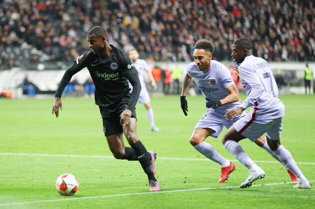 Eintracht Frankfurt - FC Barcelona, Barca UEFA Europa League Evan Ndicka (Eintracht Frankfurt, 2) hat sich gegen Pierre-Emerick Aubameyang (FC Barcelona, 25) und Ousmane Dembele (FC Barcelona, 7) durchgesetzt. Viertelfinal-Hinspiel der UEFA Europa League zwischen Eintracht Frankfurt und dem FC Barcelona am 7. April 2022 im Deutsche Bank Park in Frankfurt am Main., Frankfurt am Main Hessen Deutschland Deutsche Bank Park