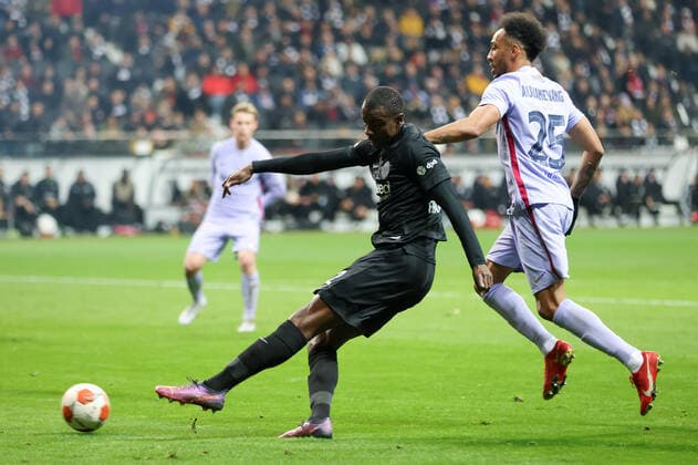 Eintracht Frankfurt - FC Barcelona, Barca UEFA Europa League Evan Ndicka (Eintracht Frankfurt, 2) hat sich gegen Pierre-Emerick Aubameyang (FC Barcelona, 25) durchgesetzt. Viertelfinal-Hinspiel der UEFA Europa League zwischen Eintracht Frankfurt und dem FC Barcelona am 7. April 2022 im Deutsche Bank Park in Frankfurt am Main., Frankfurt am Main Hessen Deutschland Deutsche Bank Park