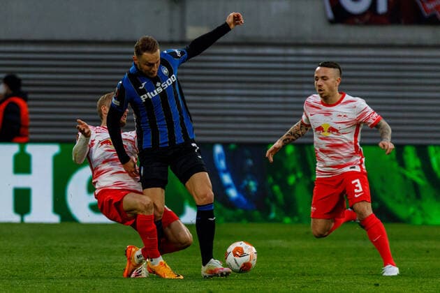 Leipzig, Deutschland 07. April 2022: Europa League - 2021 2022 - RB Leipzig vs. Bergamo v. li. im Zweikampf Konrad Laimer (RB Leipzig) und Teun Koopmeiners (Atalanta Bergamo) Red Bull Stadion Sachsen Copyright: xFotostandx xMatybax