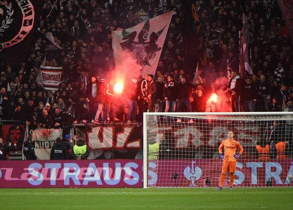 07.04.2022 Frankfurt am Main, Deutsche Bank Park Fussball, UEFA Europa League Viertelfinale Eintracht Frankfurt - FC Barcelona, Barca Torjubel mit Pyrotechnik hinter dem Tor von Marc-AndrÃ ter Stegen (Barcelona9 emspor, DFL regulations prohibit any use of photographs as image sequences and or quasi-video