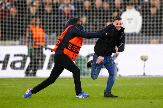 Sport Bilder des Tages West Ham United v Olympique Lyonnais UEFA Europa League The first of two pitch invaders is apprehended and ejected during the UEFA Europa League Quarter-Final First Leg match at the London Stadium, Stratford Content Not Available For UK Newspapers Copyright: xPaulxChestertonx FIL-16768-0059 UK Newspapers OUT