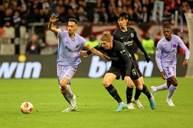Frankfurt, Deutschland 07. April 2022: Europa League - 2021 2022 - Eintracht Frankfurt vs. FC Barcelona, Barca v. li. im Zweikampf Busquets (Barca) gegen Kristijan Jakic (Frankfurt). Deutsche Bank Park Hessen Copyright: xFotostandx xRacochax