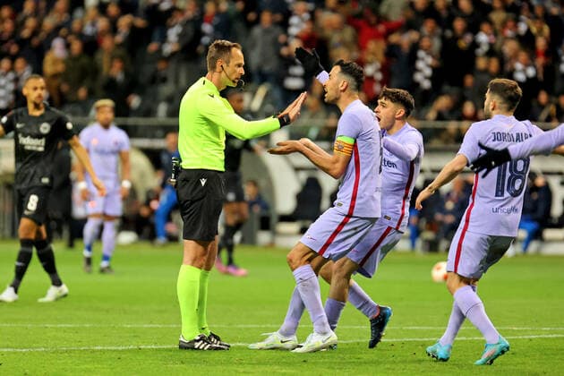 Sport Bilder des Tages Frankfurt, Deutschland 07. April 2022: Europa League - 2021 2022 - Eintracht Frankfurt vs. FC Barcelona, Barca Busquets (Barca) und Pedri (Barca) reklamieren lautstark und gestenreich die vermeintliche Elfmeterentscheidung von Schiedsrichter Srdan Jovanovic (Serbien). Deutsche Bank Park Hessen Copyright: xFotostandx xRacochax