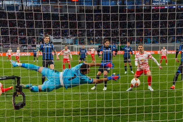 Leipzig, Deutschland 07. April 2022: Europa League - 2021 2022 - RB Leipzig vs. Bergamo Torhueter Juan Musso (Atalanta Bergamo) haelt den Nachschuss Red Bull Stadion Sachsen Copyright: xFotostandx xMatybax