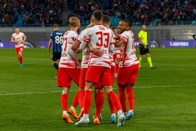 Leipzig, Deutschland 07. April 2022: Europa League - 2021 2022 - RB Leipzig vs. Bergamo Die Mannschaft von RB Leipzig jubelt nach dem Ausgleich zum 1:1 durch das Eigentor von Davide Zappacosta (Atalanta Bergamo) Red Bull Stadion Sachsen Copyright: xFotostandx xMatybax
