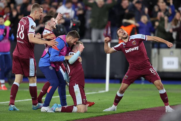 West Ham v Lyon 6 April 2022, London - EUROPA League Football, Quarter-Finals, First Leg - West Ham v Olympique Lyonnais - Pablo Fornals of West Ham celebrates the goal of Jarrod Bowen of West Ham - Photo: Charlotte Wilson Offside. London UK Copyright: xCharlottexWilsonx xOffsidexOffside
