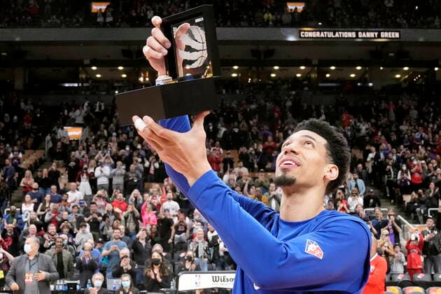 Sport Bilder des Tages April 7, 2022, TORONTO, ON, CANADA: Philadelphia 76ers Danny Green, who was also a Raptor during their 2019 championship run, shows off his championship ring to the crowd during a presentation ceremony before first half NBA, Basketball Herren, USA basketball action against the Toronto Raptors, in Toronto, Thursday, April 7, 2022. Philadelphia 76ers at Toronto Raptors NBA action - ZUMAc35_ 20220407_zaf_c35_144 Copyright: xFrankxGunnx