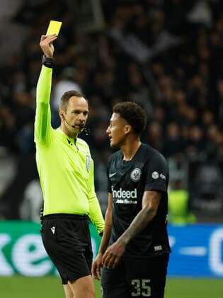Sport Bilder des Tages 07.04.2022, Fussball, Europa League, Viertelfinale, Eintracht Frankfurt - FC Barcelona, Barca GER, Frankfurt am Main, Deutsche Bank Park Bild: v. li. Gelbe Karte fuer Tuta (Eintracht Frankfurt) von Referee Srdjan Jovanovic Copyright: HMBxMedia xHeikoxBecker