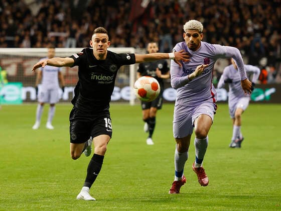 07.04.2022, Fussball, Europa League, Viertelfinale, Eintracht Frankfurt - FC Barcelona, Barca GER, Frankfurt am Main, Deutsche Bank Park Bild: v. li. Santos Borre (Eintracht Frankfurt) und Ronald Arauejo (FC Barcelona) Copyright: HMBxMedia xHeikoxBecker