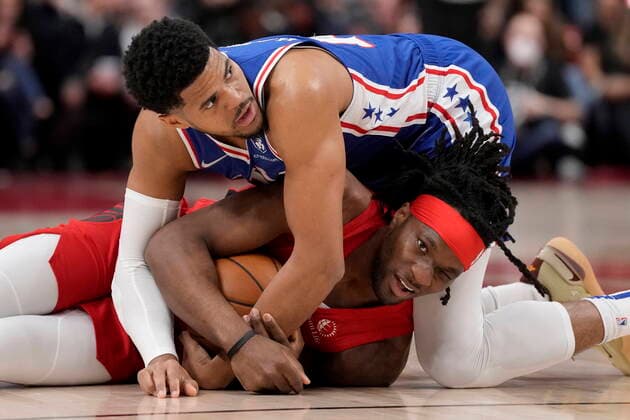 Sport Themen der Woche KW14 Sport Bilder des Tages April 7, 2022, TORONTO, ON, CANADA: Toronto Raptors forward Precious Achiuwa (5) and Philadelphia 76ers forward Tobias Harris (12) vie for a loose ball on the floor of the court during first half NBA, Basketball Herren, USA basketball action in Toronto, Thursday, April 7, 2022. Philadelphia 76ers at Toronto Raptors NBA action  - ZUMAc35_ 20220407_zaf_c35_156 Copyright: xFrankxGunnx