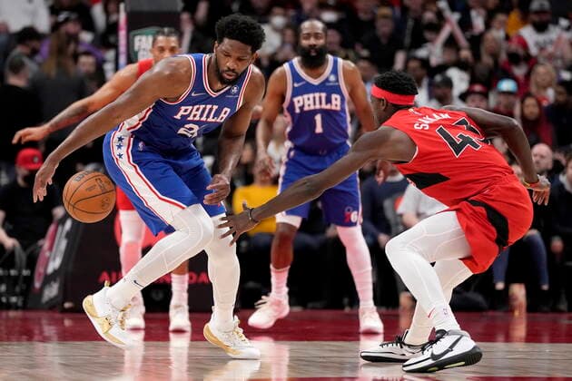 April 7, 2022, TORONTO, ON, CANADA: Philadelphia 76ers centre Joel Embiid (21) keeps the ball from Toronto Raptors forward Pascal Siakam (43) during first half NBA, Basketball Herren, USA basketball action in Toronto, Thursday, April 7, 2022. Philadelphia 76ers at Toronto Raptors NBA action  - ZUMAc35_ 20220407_zaf_c35_158 Copyright: xFrankxGunnx