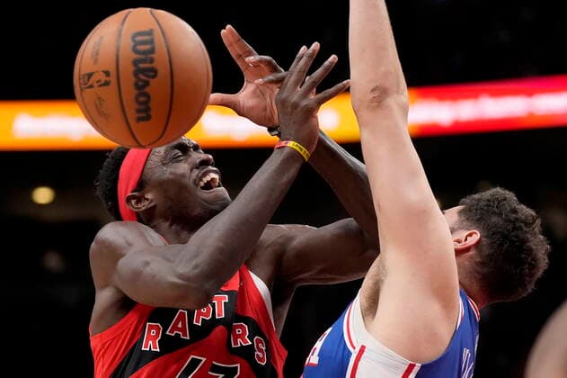 April 7, 2022, TORONTO, ON, CANADA: Toronto Raptors forward Pascal Siakam (43) loses the ball as he collides with Philadelphia 76ers forward Georges Niang (20) during first half NBA, Basketball Herren, USA basketball action in Toronto, Thursday, April 7, 2022. Philadelphia 76ers at Toronto Raptors NBA action  - ZUMAc35_ 20220407_zaf_c35_161 Copyright: xFrankxGunnx