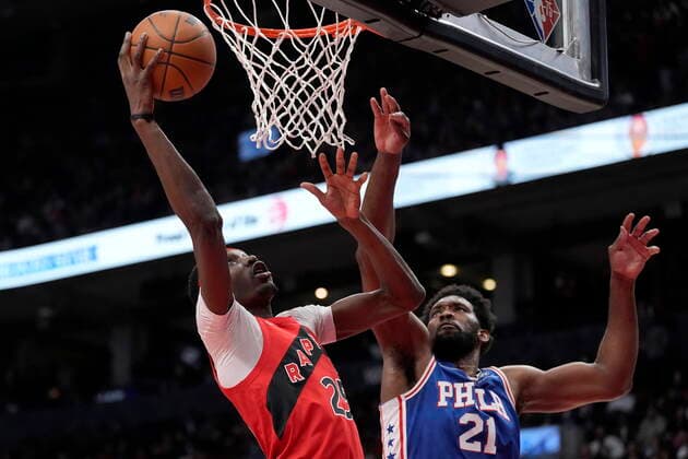 April 7, 2022, TORONTO, ON, CANADA: Toronto Raptors forward Chris Boucher (25) looks for the basket as Philadelphia 76ers centre Joel Embiid (21) defends during first half NBA, Basketball Herren, USA basketball action in Toronto, Thursday, April 7, 2022. Philadelphia 76ers at Toronto Raptors NBA action  - ZUMAc35_ 20220407_zaf_c35_159 Copyright: xFrankxGunnx