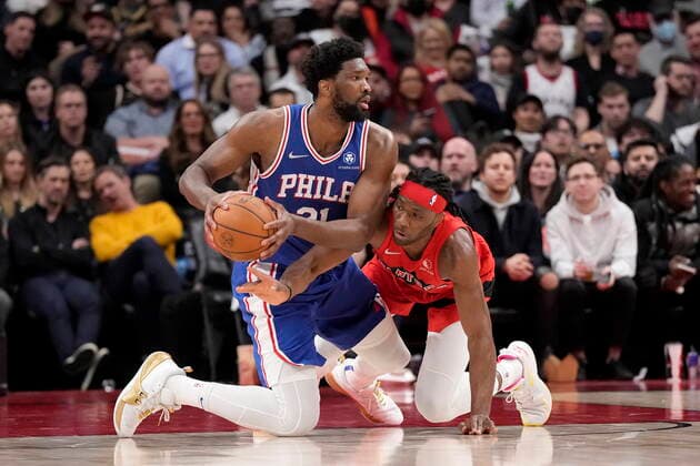 April 7, 2022, TORONTO, ON, CANADA: Toronto Raptors forward Precious Achiuwa (5) looks to steal the ball from Philadelphia 76ers centre Joel Embiid (21) during first half NBA, Basketball Herren, USA basketball action in Toronto, Thursday, April 7, 2022. Philadelphia 76ers at Toronto Raptors NBA action  - ZUMAc35_ 20220407_zaf_c35_171 Copyright: xFrankxGunnx