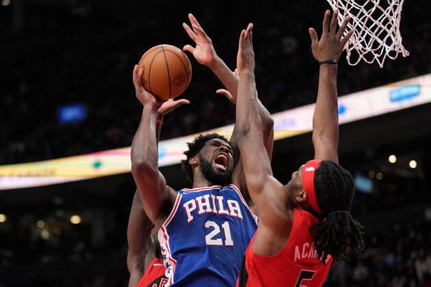 April 7, 2022, TORONTO, ON, CANADA: Philadelphia 76ers center Joel Embiid (21) jumps towardsthe basket as Toronto Raptors forward Precious Achiuwa (5) defends late in the second half NBA, Basketball Herren, USA basketball action against the Philadelphia 76ers in Toronto, Thursday, April 7, 2022. Philadelphia 76ers at Toronto Raptors NBA action  - ZUMAc35_ 20220407_zaf_c35_211 Copyright: xFrankxGunnx