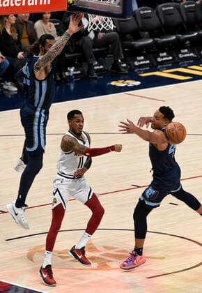 Denver Nuggets guard Monte Morris 11, center, passes the ball past Memphis Grizzlies guard Desmond Bane 22, right, as Memphis Grizzlies center Steven Adams 4, left, looks on during a NBA, Basketball Herren, USA basketball game, at the Ball Arena, in Denver, US, 07 April 2022. EFE Todd Pierson Denver Nuggets vs. Memphis Grizzlies !ACHTUNG: NUR REDAKTIONELLE NUTZUNG! Copyright: xToddxPiersonx AME9762 20220408-b58f13b20ffc2b8259ebfb01db548c52513c58a9