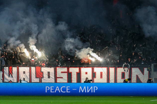 Sport Bilder des Tages Fußball - Europa League - Viertelfinale Eintracht Frankfurt - FC Barcelona, Barca am 07.04.2022 im Deutsche Bank Park in Frankfurt Hinter einem Waldstadion Banner Zaunfahne wird Pyrotechnik gezündet